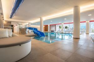Bazén v ubytování Veronza Clubresidence nebo v jeho okolí