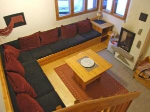 sala de estar con sofá y mesa de centro en Rukapahta, en Kuusamo