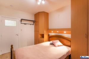 - une petite chambre avec un lit et un placard dans l'établissement Opale 0101, à Coxyde