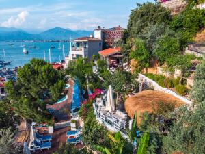 un resort en una colina junto al agua en Hotel Unique-Boutique Class - Adults Only, en Fethiye