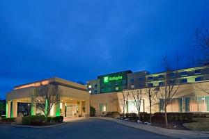 un bâtiment d'hôpital avec un panneau à l'avant dans l'établissement Holiday Inn Budd Lake - Rockaway Area, an IHG Hotel, à Budd Lake