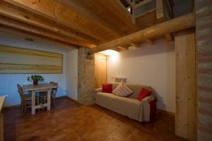 uma sala de estar com um sofá e uma mesa em Borgo San Donino em Desenzano del Garda