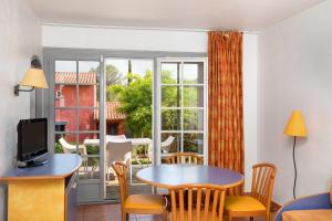聖拉斐爾的住宿－SOWELL RESIDENCES Chênes Verts，客厅配有桌椅和窗户。