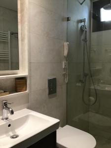 Ванна кімната в Ayia Marina Suites