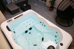 eine Whirlpool-Badewanne in der Mitte eines Wohnzimmers in der Unterkunft Jazmin 6 ( whole apartment ) in Alicante