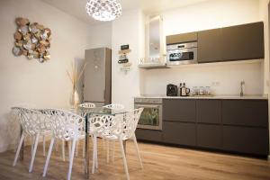 eine Küche mit einem Tisch und Stühlen im Zimmer in der Unterkunft Jazmin 6 ( whole apartment ) in Alicante