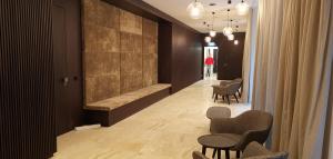 A seating area at Downtown Vienna new built luxury suites