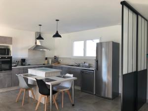 Dapur atau dapur kecil di Villa MaLou
