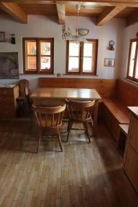 comedor con mesa de madera y sillas en Privat No. 2 en Adršpach