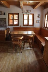 ein Esszimmer mit einem Holztisch und Stühlen in der Unterkunft Privat No. 2 in Adršpach