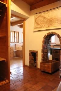 Habitación con chimenea de piedra y mapa en la pared. en Privat No. 2 en Adršpach