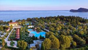 een luchtzicht op een resort aan het water bij Fornella Camping & Wellness family resort in San Felice del Benaco