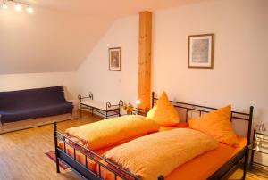 Ein Bett oder Betten in einem Zimmer der Unterkunft Weingut & Ferienwohnungen Kirch