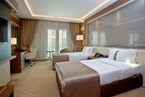 A bed or beds in a room at Holiday Inn Ankara-Kavaklidere by IHG Még 37 kép