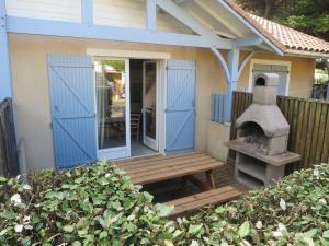 Bygningen som villaen ligger i + 2 billeder