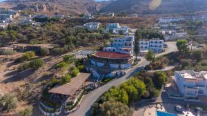 una vista aerea di una città con montagne sullo sfondo di Lindian Jewel Hotel and Villas a Líndos