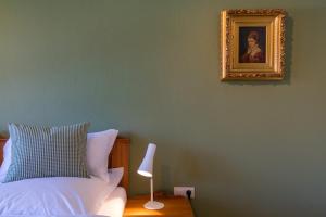 - une chambre avec un lit et une photo sur le mur dans l'établissement Ferienwohnungen Alpentraum - Steinböckli, à Oberstdorf