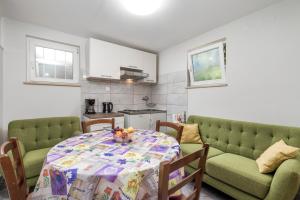 Kuchyň nebo kuchyňský kout v ubytování Apartments Rina