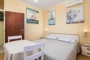 Postel nebo postele na pokoji v ubytování Apartments Rina