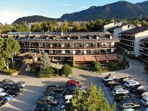 una vista aérea de un hotel con coches aparcados en un aparcamiento en Veronza Clubresidence, en Cavalese