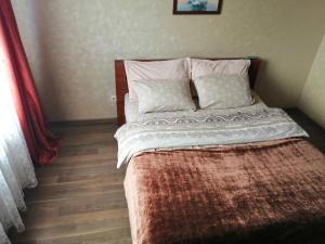 เตียงในห้องที่ Апартаменты в самом центре Витебска
