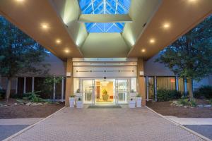 un edificio per uffici con un grande soffitto di vetro di Holiday Inn Harrisburg I-81 Hershey Area, an IHG Hotel a Grantville