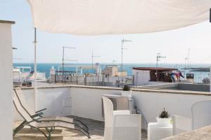 een balkon met stoelen en uitzicht op de oceaan bij Apulianstay-Dimora Pace in Monopoli