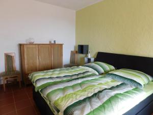 una camera da letto con un letto con cuscini verdi e bianchi di BellaVista a Baressa