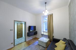 Televízia a/alebo spoločenská miestnosť v ubytovaní Pinkova Apartments