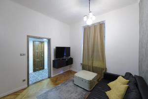 Televízia a/alebo spoločenská miestnosť v ubytovaní Pinkova Apartments