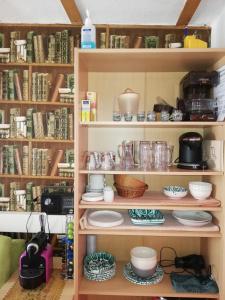 un estante con platos y otros artículos de cocina. en Apartment in Salzkammergut, en Attnang-Puchheim