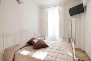 een witte slaapkamer met een groot bed en een groot raam bij Apulianstay-Dimora Pace in Monopoli