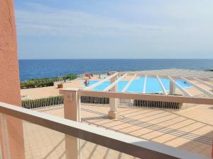 Blick auf einen Pool mit Meerblick im Hintergrund in der Unterkunft APPARTEMENT 46M², 1 CHAMBRE, PISCINE, TENNIS, PLAGE DIRECT in Sète