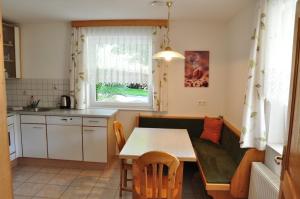 Kuchnia lub aneks kuchenny w obiekcie Haus Bübl