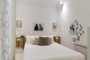 une chambre avec un grand lit blanc avec des oreillers dans l'établissement Suite Azur Hotel, à Essaouira 37 autres photos