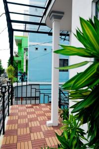 - un balcon avec vue sur l'eau dans un bâtiment dans l'établissement Hà Tiên Homestay, à Hà Tiên
