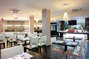 Uma área de estar em Holiday Inn Genoa City by IHG