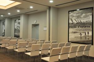 A área empresarial e/ ou a sala de conferências de Holiday Inn Genoa City by IHG