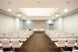 A área empresarial e/ ou a sala de conferências de Holiday Inn Genoa City by IHG