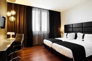 Uma cama ou camas num quarto em Holiday Inn Genoa City by IHG