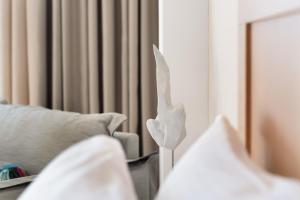 Postel nebo postele na pokoji v ubytování Cavo Delea Villas & Suites