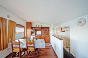 eine Küche und ein Esszimmer mit einem Tisch und Stühlen in der Unterkunft DolceVita Apartments N 453 Canal View in Venedig