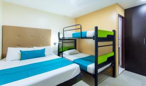 Postel nebo postele na pokoji v ubytování Azuán Suites Hotel By GEH Suites