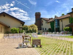 una fila de sillas vacías en un patio con un edificio en Borgo Ramezzana Country House en Trino