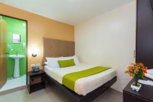 Postel nebo postele na pokoji v ubytování Azuán Suites Hotel By GEH Suites