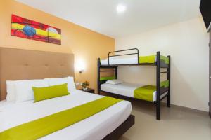 Postel nebo postele na pokoji v ubytování Azuán Suites Hotel By GEH Suites