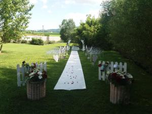 Un pasillo de bodas con sillas y un altar blanco en Borgo Ramezzana Country House en Trino