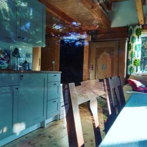 Ulęgałki Roztocze في AdamÃ³w: مطبخ مع طاولة وكراسي في غرفة