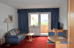 salon z kanapą, stołem i oknem w obiekcie Park Hotel Villa Etschland w mieście Plaus