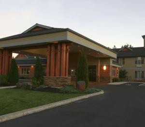 un gran edificio con columnas en una calle en Best Western Snowcap Lodge, en Cle Elum